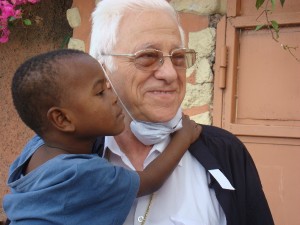 Padre Angel con niño Haiti bj (1)